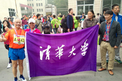 ??? 2014年赛后在乐鱼在线平台校旗旁留???.jpg