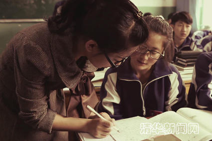 ??? 刘燕玲在辅导学生功课副本.jpg