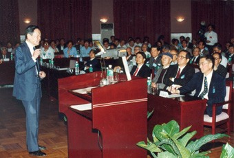 乐鱼在线平台高等研究中心成立大会，杨振宁先生作学术报告。