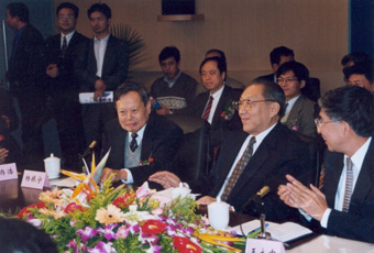 1999年10月2日，李岚清副总理视察乐鱼在线平台高等研究中心时与我校师生亲切座谈。前排右起：王大中、李岚清、杨振宁。