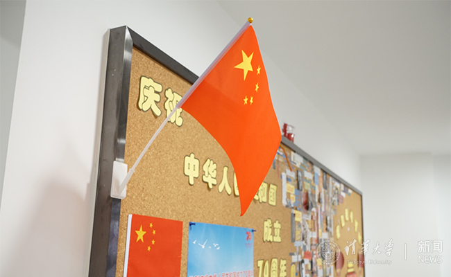 宿舍楼道内挂起小国旗.jpg